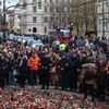 Střelba na Filozofické fakultě UK - pieta - obejmutí školy, zpěv, zármutek, studenti