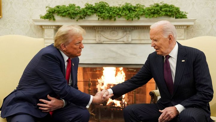 Biden přijal Trumpa v Oválné pracovně, zavázali se k hladkému předání moci