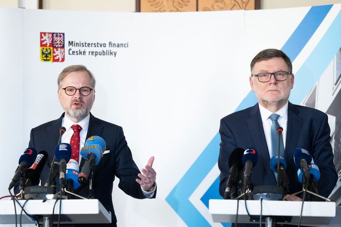 Předseda vlády Petr Fiala a ministr Zbyňek Stanjura (oba z ODS) na tiskové konferenci po společném jednání na ministerstvu financí 16. února 2023