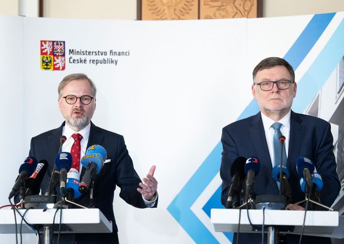 Předseda vlády Petr Fiala a ministr Zbyňek Stanjura (oba z ODS) na tiskové konferenci po společném jednání na ministerstvu financí 16. února 2023