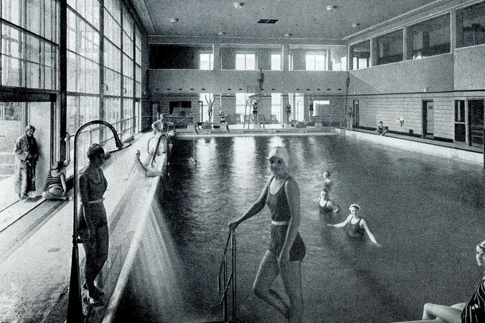 Pohled na halu s bazénem ve Vrbenského lázních. Cca 30. léta