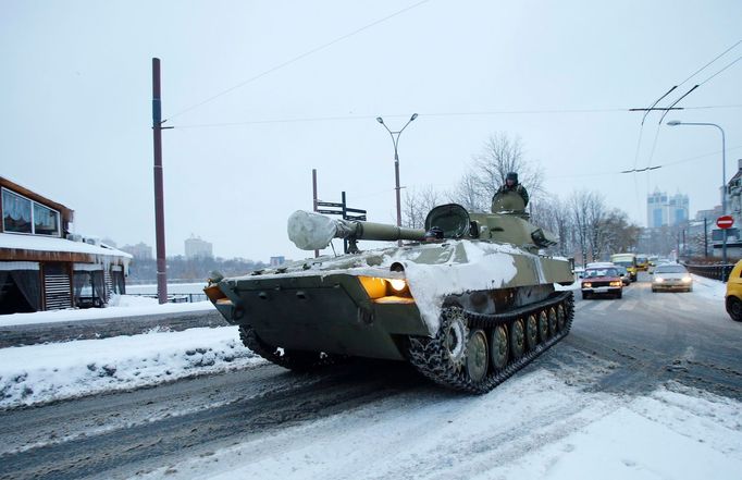 Neoznačená vojenská technika v Donbasu na východě Ukrajiny. Fotografie byly pořízeny na území kontrolovaném separatisty.