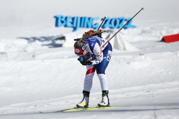 Lucie Charvátová v hromadném závodě na 12,5 km na ZOH 2022 v Pekingu