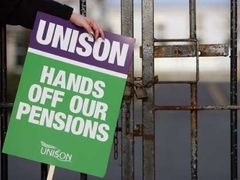 Největší britské odbory Unison se téměř jednohlasně postavily proti rozhodnutí vlády. 