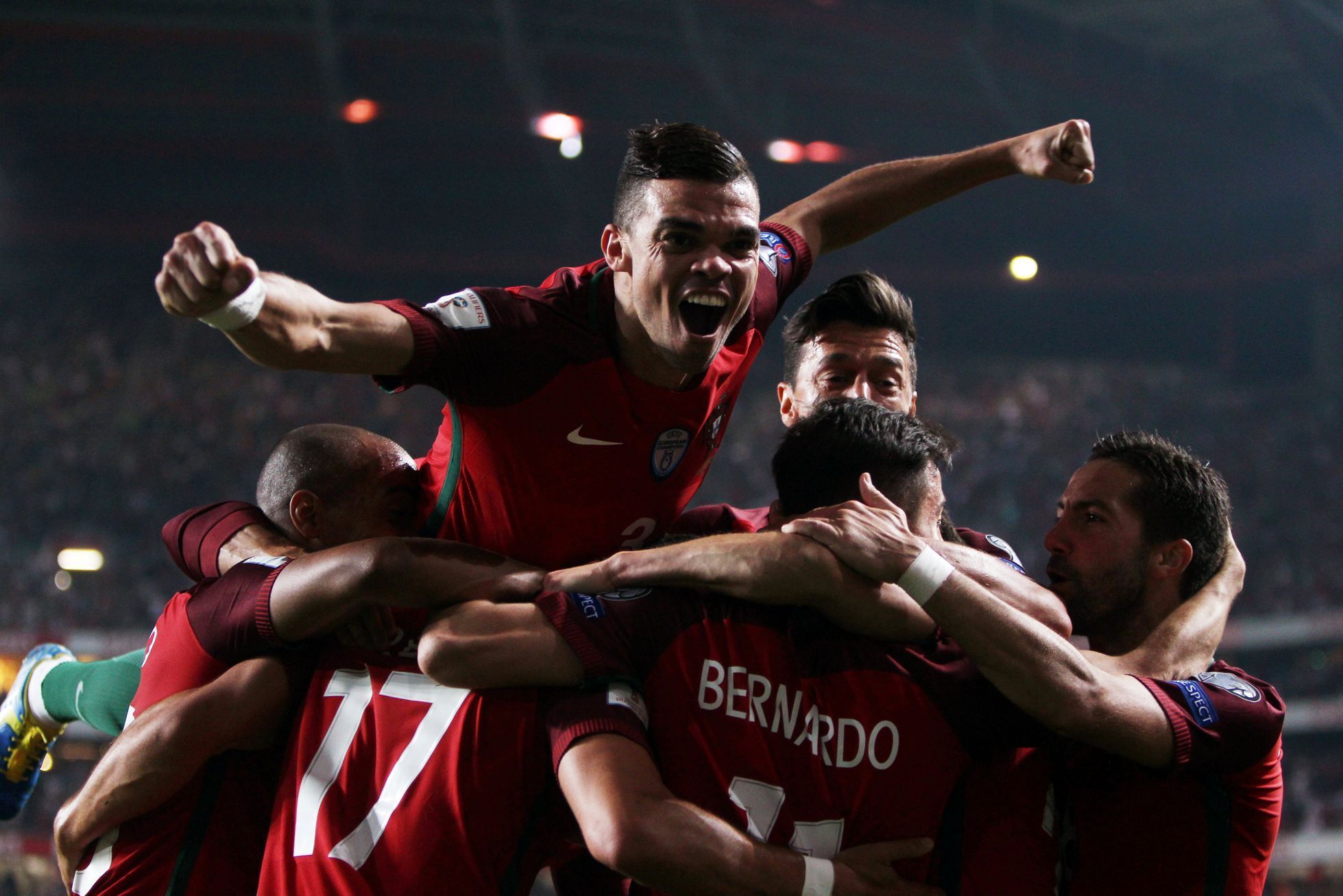 Portugalští fotbalisté slaví postup na MS 2018