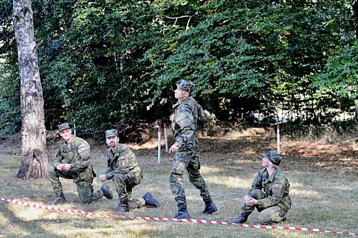 Cvičení Dukly Praha: nácvik odhodu granátu