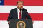 „Hlupák, co hrozí jadernými zbraněmi,“ udeřil Trump na Medveděva. Rus se mu vysmál