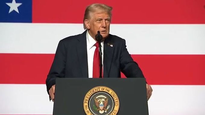 Trump nazval Medvěděva hlupákem