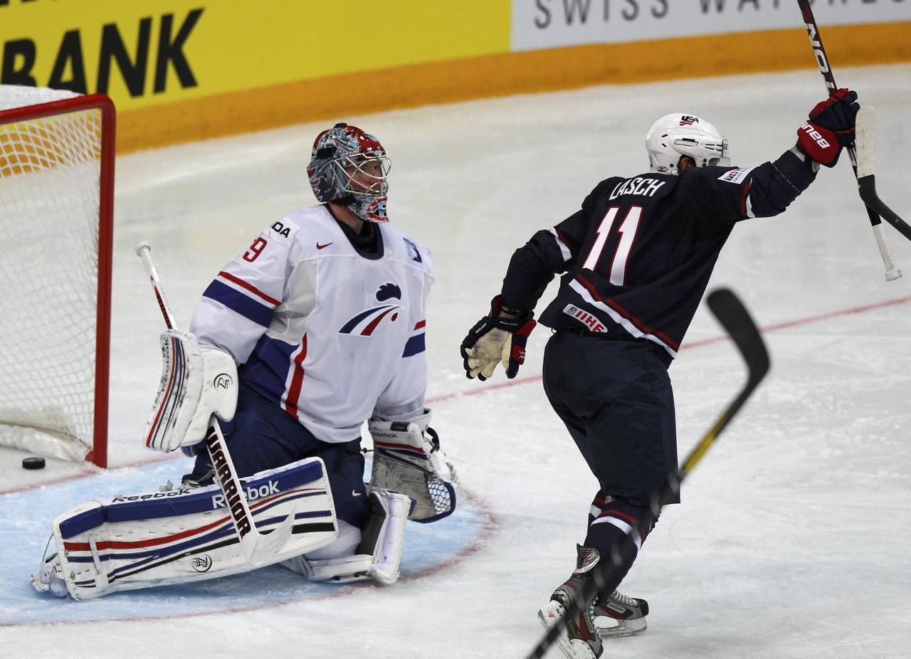 Christobal Huet a Ryan Lasch v utkání MS v hokeji 2012 USA - Francie