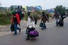 Z uprchlického tábora u Calais bylo evakuováno prvních 1631 lidí. Další tisíce zbývají