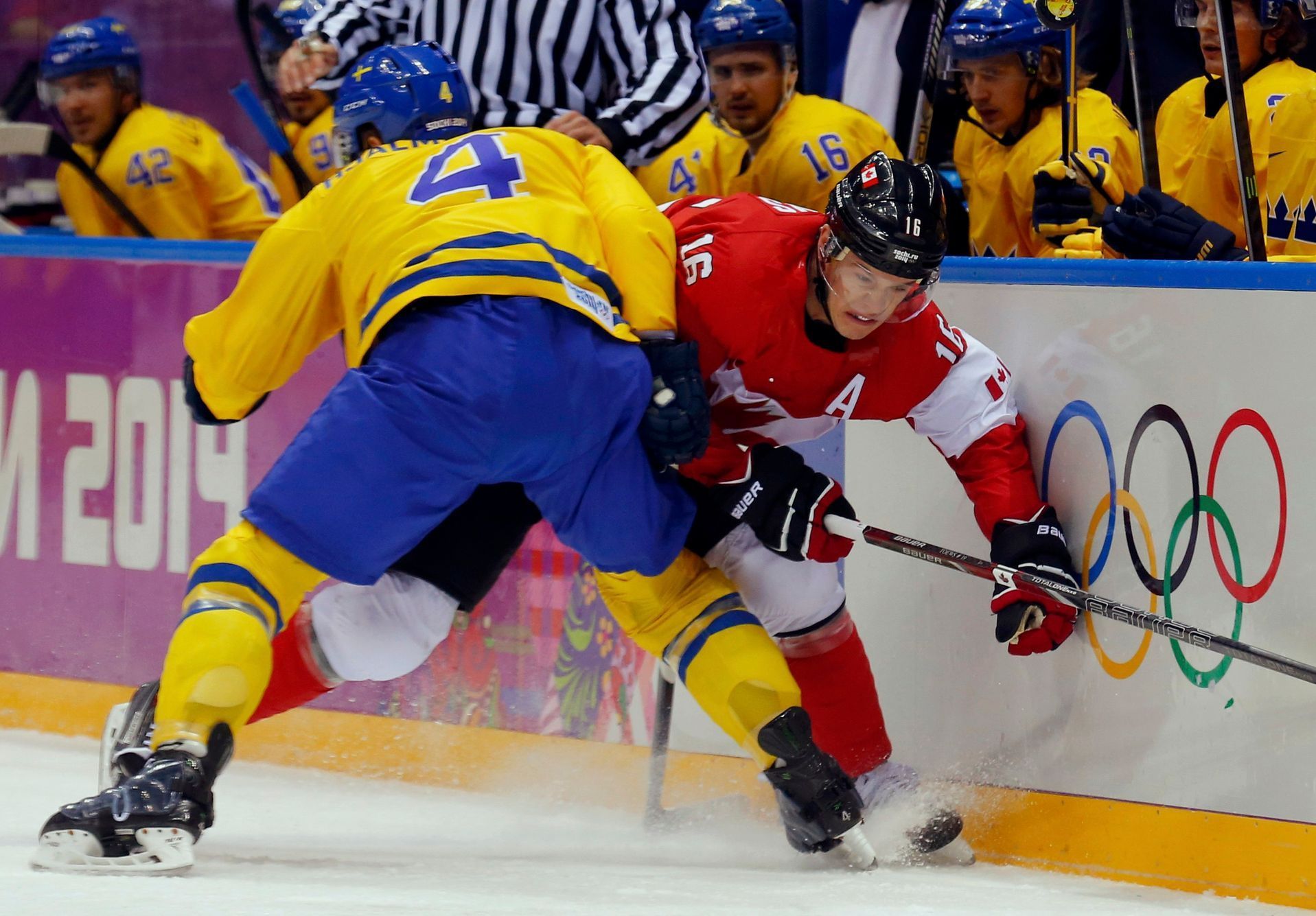 Kanada-Švédsko, finále: Jonathan Toews - Niklas Hjalmarsson (4)