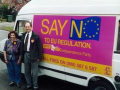 NE unijním regulacím. Nezávislí (UKIP) sbírají na odporu k EU body.
