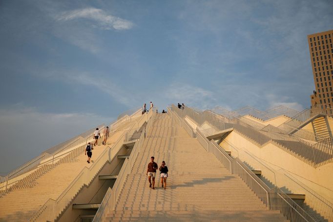 Snímek přestavěné tiranské pyramidy.