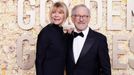 Na snímku z pondělního předávání Zlatých glóbů je režisér Steven Spielberg s manželkou, bývalou herečkou Kate Capshaw.