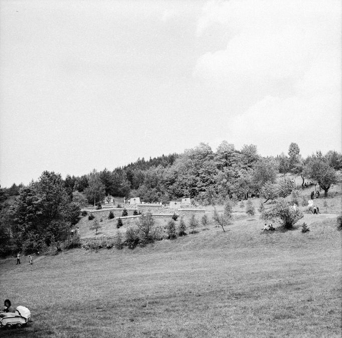 Záběr na pietní místo, kde stávaly Ležáky. Fotografie z 60. let