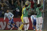 ARGENTINA - MEXIKO (1) Tevéz dává gól do mexické sítě, i když v době, kdy mu Messi nahrával, stál metr a půl v ofsajdu...