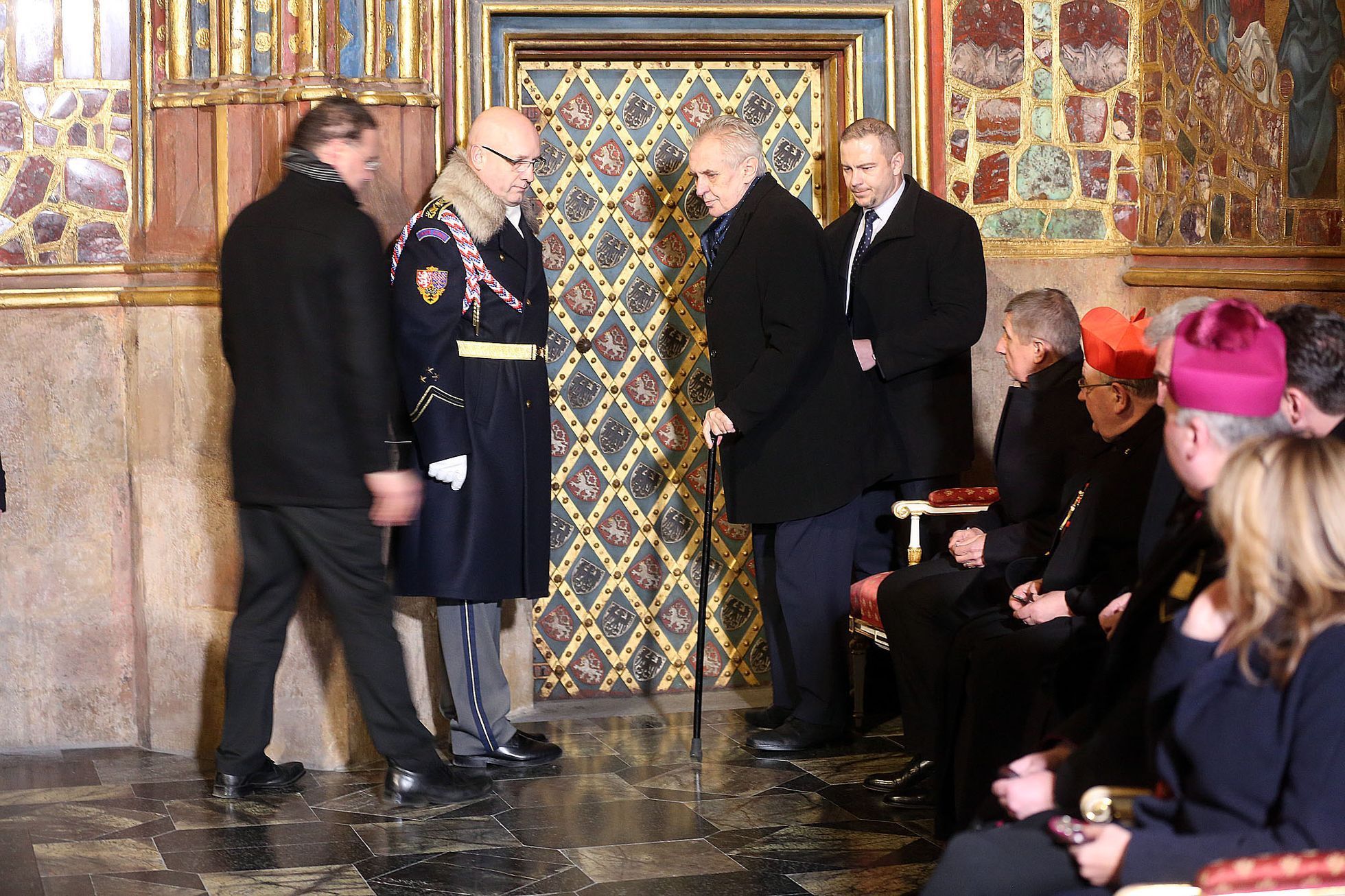 Vyjímání korunovačních klenotů ve Svatováclavské kapli