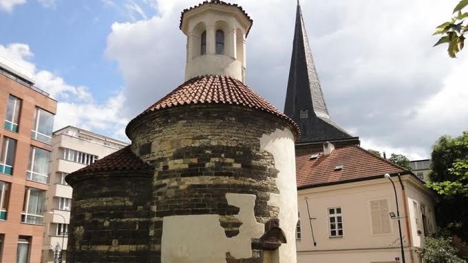 Rotunda svatého Longina stojí v ulici Na Rybníčku, nedaleko kostela svatého Štěpána.