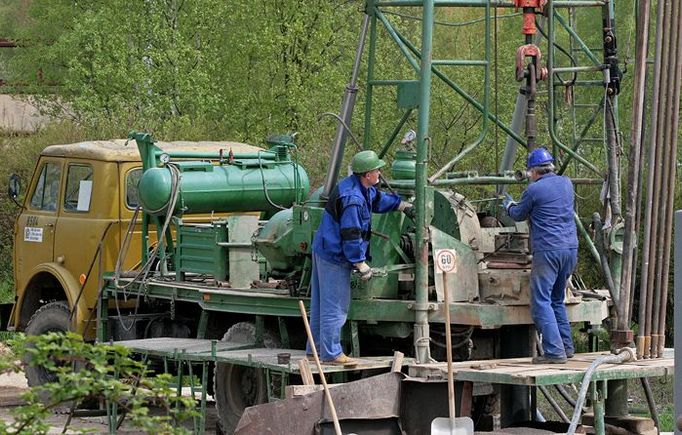 Chemickou těžbou uranu se má na mysli podzemní vylouhování. Při této metodě těžby se do ložiska nejprve vtláčecími vrty dostane kyselina sírová, která prostupuje horninou a louží rudu. Takto obohacený roztok je potom vytěžen na povrch, kde se chemicky oddělí požadované složky a upravený roztok je potom znovu vtlačen do ložiska. Při vhodném přístupu je tato metoda údajně u chudších ložisek výhodná. To ale nebyl případ Stráže pod Ralskem, kde byla použita vysoce koncentrovaná kyselina sírová.