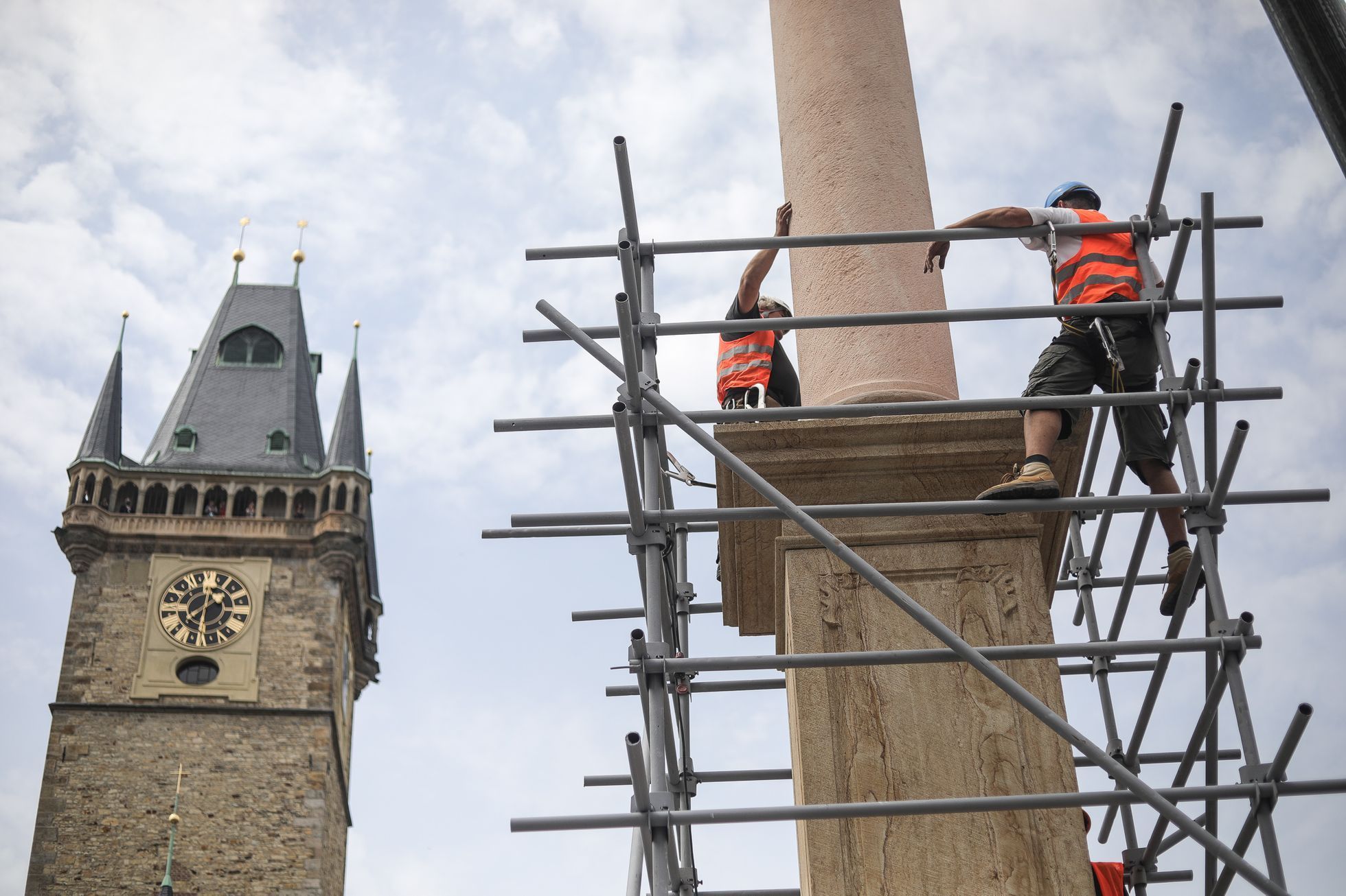 Stavba Mariánský sloup, Staroměstské náměstí, sochař Petr Váňa
