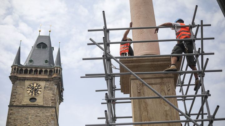 Mariánský sloup zapálil na protest. Škody napravil čistič graffiti z Karlova mostu