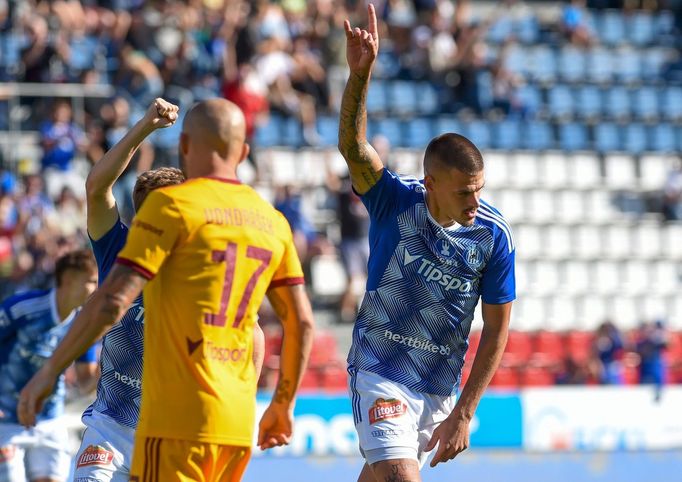 Jan Kliment slaví gól v ligovém utkání Olomouce proti Dukle.