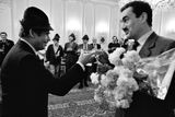 Rok 1990. Karel Schwarzenberg si na oslavě svých 53. narozenin připíjí s prezidentem Václavem Havlem. (Foto: Tomki Němec)
