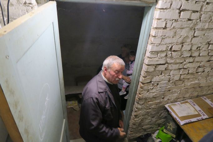 Ivan Petrovič ukazuje sklep, kde ho i s rodinou měsíc věznili.