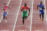 Portugalec Francis Obikwelu (uprostřed) si běží pro evropské zlato v běhu na 100 metrů. Vlevo Andrej Jepišin z Ruska, vpravo Francouz Ronald Pognon.