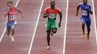 Portugalec Francis Obikwelu (uprostřed) si běží pro evropské zlato v běhu na 100 metrů. Vlevo Andrej Jepišin z Ruska, vpravo Francouz Ronald Pognon.