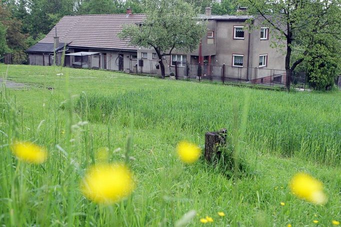 Sesuvy půdy zde vážně poškodily tři domy, které patří místním usedlíkům. Všichni byli již evakuováni do bezpečí. Dosud není totiž zřejmé, jestli se svah ještě neposune.