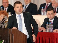 Šéf poslaneckého klubu ODS Petr Tluchoř slibuje, že návrh na mimořádnou schůzi kvůli zákonu o odpadech blokovat nebude