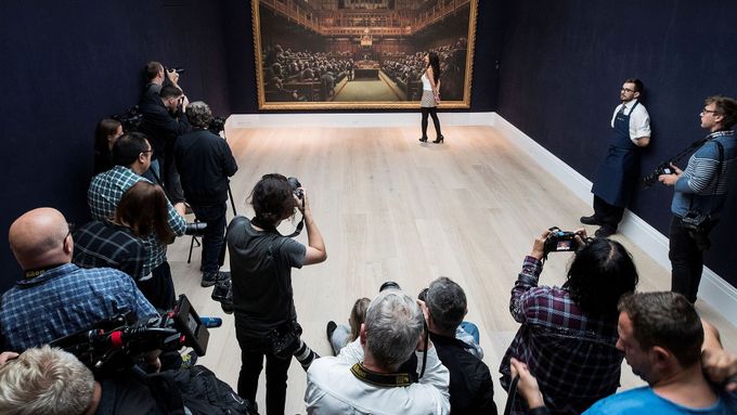 Banksyho malba Devolved Parliament v londýnské síni Sotheby's.