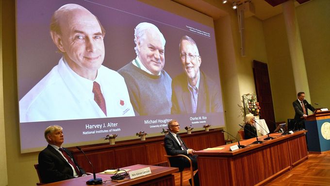 Harvey Alter, Charles Rice a Brit Michael Houghton jsou laureáty Nobelovy ceny za medicínu z roku 2020.