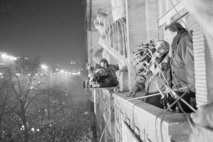 Karel Kryl s Karlem Gottem na balkonu Melantrichu na Václavském náměstí během demonstrace, na níž během Sametové revoluce společně zazpívali státní hymnu, 4. 12. 1989.