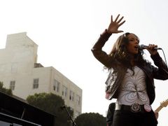 Alicia Keys při koncertě na podporu stávkujícím
