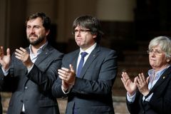 Katalánští starostové demonstrovali v Bruselu a sešli se s Puigdemontem. Evropa se dívá jinam, tvrdí