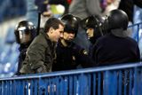 Španělská policie odvádí jednoho z fanoušků ze stadionu
