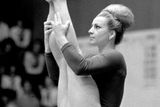 Narodila se 3. května 1942 v Praze a s gymnastikou začínala ve 14 letech pod vedením své slavné předchůdkyně, čtyřnásobné olympijské medailistky Evy Bosákové.
