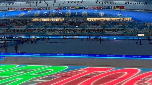 Rychlobruslařská hala před závodem Martiny Sáblíkové na 3000 metrů v Pekingu 2022