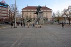 Nenápadný stánek na pustém Palackého náměstí v Praze.
