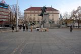 Nenápadný stánek na pustém Palackého náměstí v Praze.