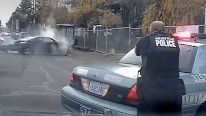 Policie v Seattlu zveřejnila video, na kterém policisté pronásledují pachatele, který se autem snažil uniknout.