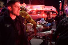 Video z nehody: Do řeky v New Yorku nechtěně "přistál" vrtulník, pět pasažérů zemřelo