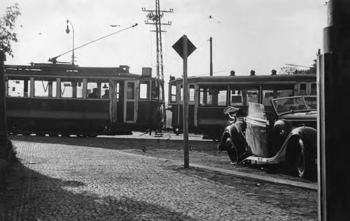 Pohled od západu na zmiňované tramvaje a Heydrichův automobil.