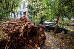 Silná bouře zabila v Rumunsku osm lidí. Úřady naléhají na obyvatele, aby nevycházeli ven
