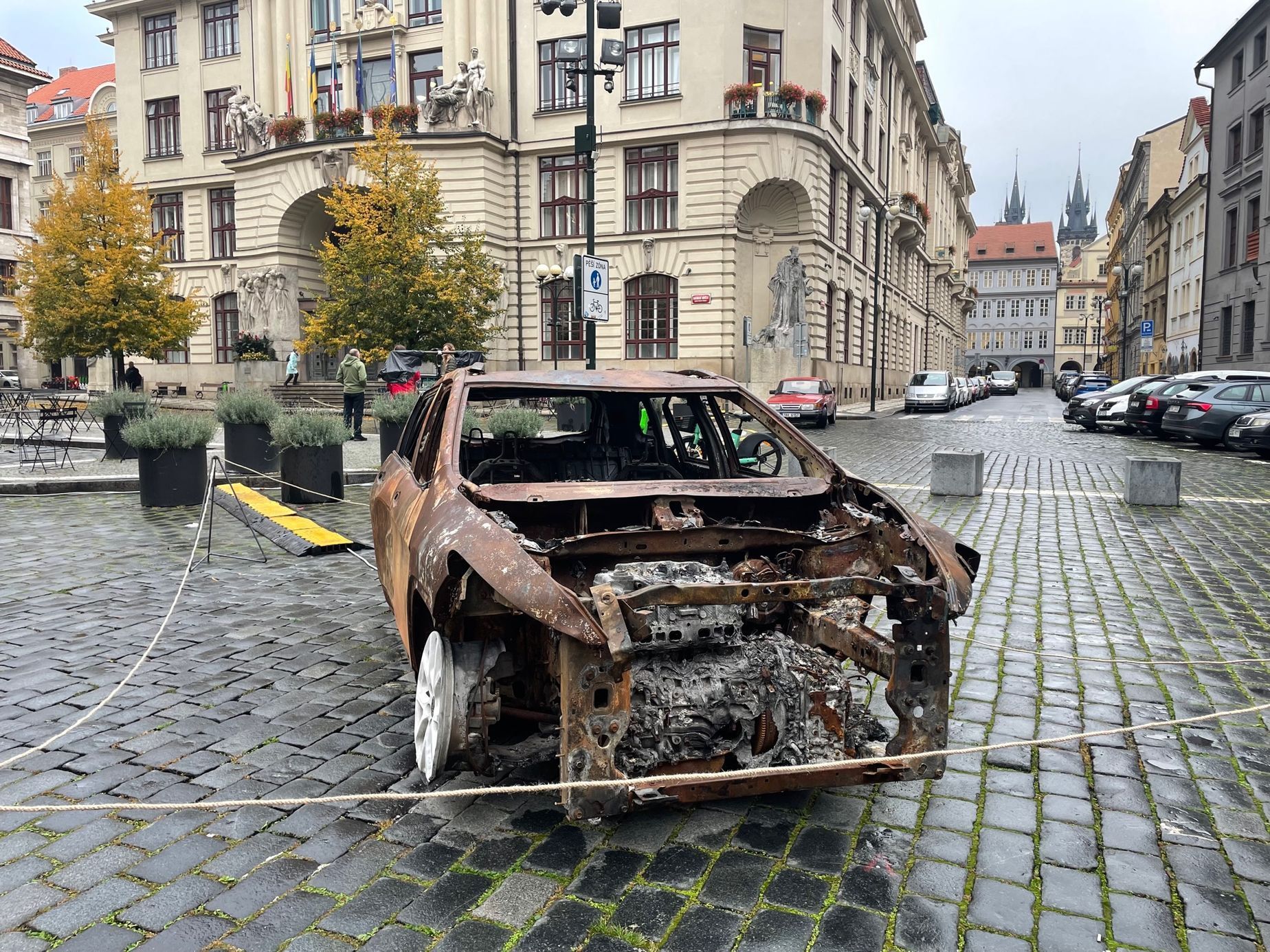 Ohořelé vraky z Ukrajiny instalace Signal Velčovský