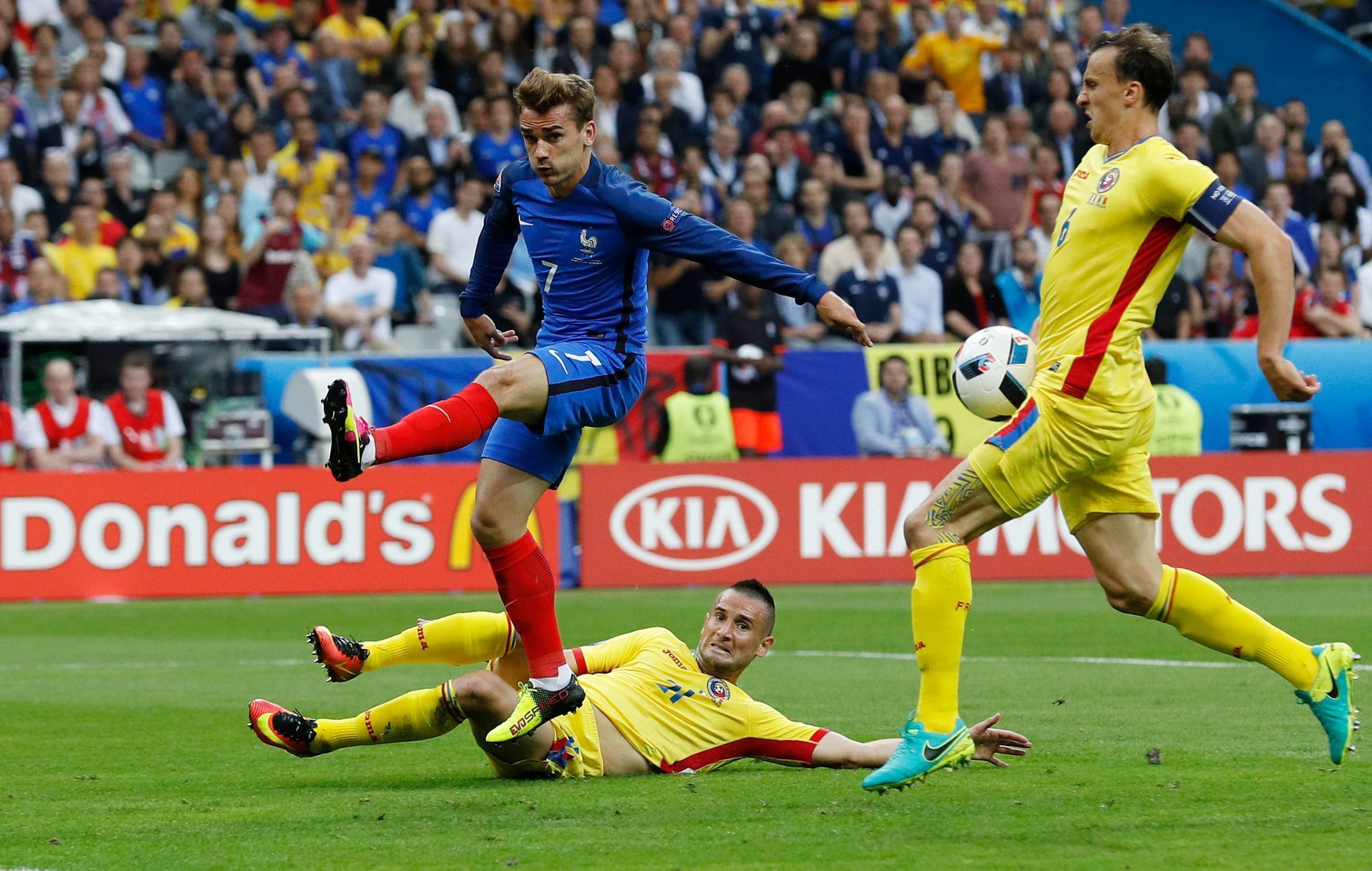 Euro 2016, Francie-Rumunsko: Antoine Griezmann - Dragos Grigore a Vlad Chiriches