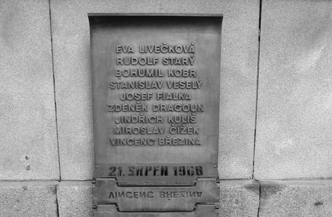 21. srpna 1968 v Liberci. Také zde jeden z tankistů nezvládl řízení a vjel mezi lidi do podloubí. Na místě zůstalo několik mrtvých a zraněných.