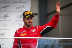 Ital Fuoco, naděje Ferrari, vyjel pro český tým ve Formuli 2 první umístění na stupních vítězů